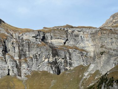 Panixersee gölünün (Lag da Pigniu) ya da Panixer Gölü 'nün yamaçlarındaki dik kayalıklar ve dikey kayalar Glarus Alpleri dağ kitlesi, Pigniu-Panix - İsviçre' nin Grisonlar Kantonu (Schweiz)