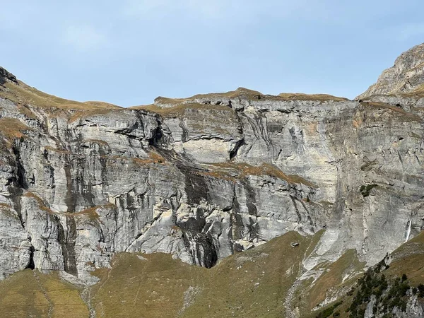 Panixersee Gölünün Lag Pigniu Panixer Gölü Nün Yamaçlarındaki Dik Kayalıklar — Stok fotoğraf