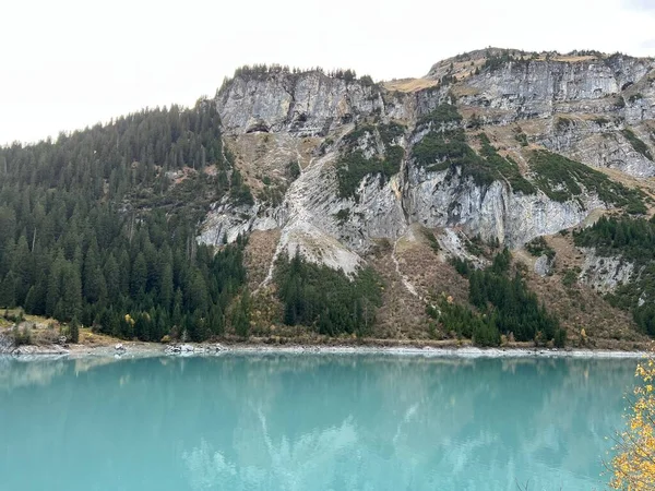 貯水池湖Panixersee Lag Pigniu またはPanixer湖の上の急な石崖と垂直岩グラスアルプスの山塊の斜面にあるPanixer湖 Pigniu Panix Canton Grisons Switzerland スイス — ストック写真