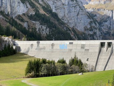 Panixersee Barajı (Lag da Pigniu), İsviçre 'nin Grisonlar Kantonu (Schweiz) kıyısındaki Glarus Alpleri dağ kitlesi Pigniu-Panix' in yamaçlarında yer alan baraj barajı.)