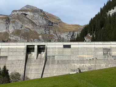 Panixersee Barajı (Lag da Pigniu), İsviçre 'nin Grisonlar Kantonu (Schweiz) kıyısındaki Glarus Alpleri dağ kitlesi Pigniu-Panix' in yamaçlarında yer alan baraj barajı.)