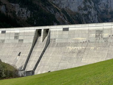 Panixersee Barajı (Lag da Pigniu), İsviçre 'nin Grisonlar Kantonu (Schweiz) kıyısındaki Glarus Alpleri dağ kitlesi Pigniu-Panix' in yamaçlarında yer alan baraj barajı.)