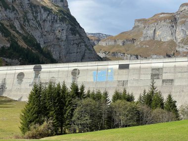Panixersee Barajı (Lag da Pigniu), İsviçre 'nin Grisonlar Kantonu (Schweiz) kıyısındaki Glarus Alpleri dağ kitlesi Pigniu-Panix' in yamaçlarında yer alan baraj barajı.)