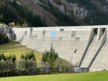 Panixersee Barajı (Lag da Pigniu), İsviçre 'nin Grisonlar Kantonu (Schweiz) kıyısındaki Glarus Alpleri dağ kitlesi Pigniu-Panix' in yamaçlarında yer alan baraj barajı.)