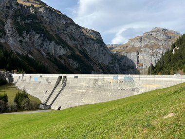 Panixersee Barajı (Lag da Pigniu), İsviçre 'nin Grisonlar Kantonu (Schweiz) kıyısındaki Glarus Alpleri dağ kitlesi Pigniu-Panix' in yamaçlarında yer alan baraj barajı.)