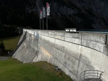 Panixersee Barajı (Lag da Pigniu), İsviçre 'nin Grisonlar Kantonu (Schweiz) kıyısındaki Glarus Alpleri dağ kitlesi Pigniu-Panix' in yamaçlarında yer alan baraj barajı.)