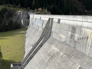 Panixersee Barajı (Lag da Pigniu), İsviçre 'nin Grisonlar Kantonu (Schweiz) kıyısındaki Glarus Alpleri dağ kitlesi Pigniu-Panix' in yamaçlarında yer alan baraj barajı.)