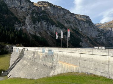Panixersee Barajı (Lag da Pigniu), İsviçre 'nin Grisonlar Kantonu (Schweiz) kıyısındaki Glarus Alpleri dağ kitlesi Pigniu-Panix' in yamaçlarında yer alan baraj barajı.)
