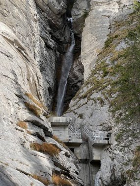 Panixersee gölünün (Lag da Pigniu) yanındaki Ual da Ranasca deresi veya Ual da Ranascafall (Panixersee Glarus Alp dağlarının yamaçlarında), Pigniu-Panix Kantonu, İsviçre / Schweiz
