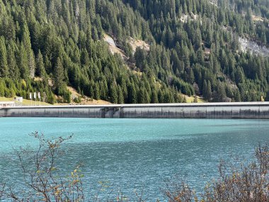 Panixersee Baraj Gölü (Lag da Pigniu) veya Panixer Gölü, Glarus Alpleri dağ kütlesi, Pigniu-Panix - İsviçre 'nin Grisonlar Kantonu (Kanton Graubuenden, Schweiz)