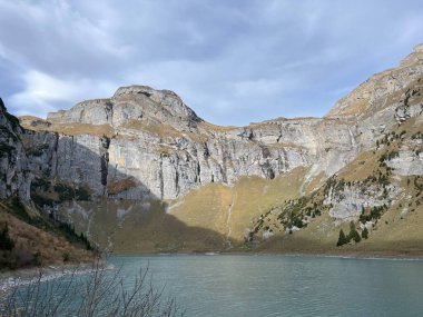 Panixersee Baraj Gölü (Lag da Pigniu) veya Panixer Gölü, Glarus Alpleri dağ kütlesi, Pigniu-Panix - İsviçre 'nin Grisonlar Kantonu (Kanton Graubuenden, Schweiz)