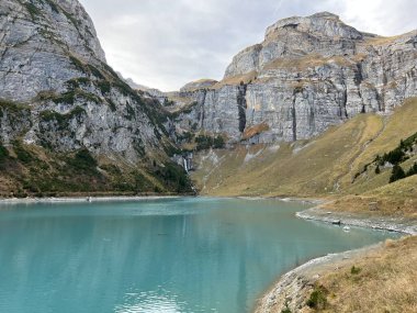 Panixersee Baraj Gölü (Lag da Pigniu) veya Panixer Gölü, Glarus Alpleri dağ kütlesi, Pigniu-Panix - İsviçre 'nin Grisonlar Kantonu (Kanton Graubuenden, Schweiz)