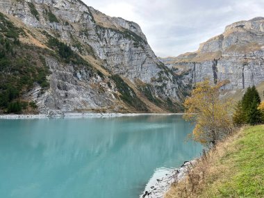 Panixersee Baraj Gölü (Lag da Pigniu) veya Panixer Gölü, Glarus Alpleri dağ kütlesi, Pigniu-Panix - İsviçre 'nin Grisonlar Kantonu (Kanton Graubuenden, Schweiz)