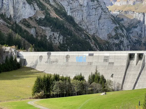 Panixersee Barajı (Lag da Pigniu), İsviçre 'nin Grisonlar Kantonu (Schweiz) kıyısındaki Glarus Alpleri dağ kitlesi Pigniu-Panix' in yamaçlarında yer alan baraj barajı.)