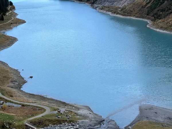 저수지 호수인 Lag Pigniu 라루스 알프스 산맥의 비탈에 Pigniu Panix — 스톡 사진