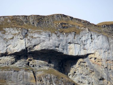 Mağara Adlerhorst ya da mağara kartalı yuvası (Hoehle Adlerhorst / Hohle Adlerhorst), Glarus Alpleri dağ kütlesi, Pigniu-Panix - Kanton of Grisons, İsviçre (Kanton Graubuenden, Schweiz)