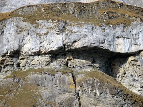 洞窟アドルホルストまたは洞窟ワシの巣 ホールアドルホルスト ホールアドルホルスト 高山のピークピズ フラズの下 2814メートル グララスアルプスの山塊で Pigniu Panix グリソンのカントン — ストック写真