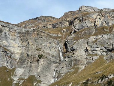 Aua dil Mer Şelaleleri veya Aua dil Mer Wasserfall (Wasserfaelle Aua da Fluaz oder Panixersee) Panixersee (Lag da Pigniu), Pigniu-Panix - Kanton Graubuenden, Schweiz)