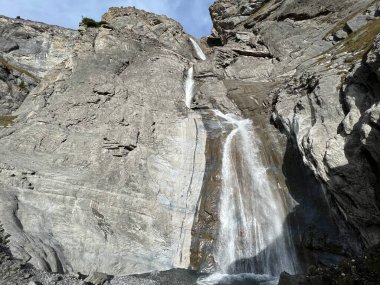 Aua dil Mer Şelaleleri veya Aua dil Mer Wasserfall (Wasserfaelle Aua da Fluaz oder Panixersee) Panixersee (Lag da Pigniu), Pigniu-Panix - Kanton Graubuenden, Schweiz)