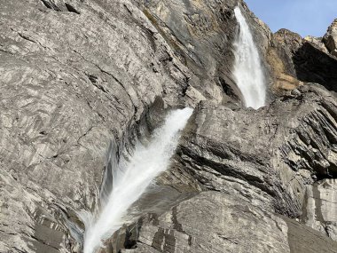 Aua dil Mer Şelaleleri veya Aua dil Mer Wasserfall (Wasserfaelle Aua da Fluaz oder Panixersee) Panixersee (Lag da Pigniu), Pigniu-Panix - Kanton Graubuenden, Schweiz)