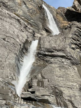 Aua dil Mer Şelaleleri veya Aua dil Mer Wasserfall (Wasserfaelle Aua da Fluaz oder Panixersee) Panixersee (Lag da Pigniu), Pigniu-Panix - Kanton Graubuenden, Schweiz)