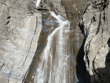 Aua dil Mer Şelaleleri veya Aua dil Mer Wasserfall (Wasserfaelle Aua da Fluaz oder Panixersee) Panixersee (Lag da Pigniu), Pigniu-Panix - Kanton Graubuenden, Schweiz)