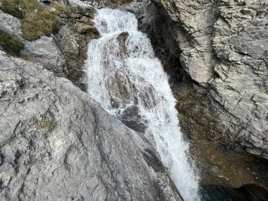 Aua dil Mer Şelaleleri veya Aua dil Mer Wasserfall (Wasserfaelle Aua da Fluaz oder Panixersee) Panixersee (Lag da Pigniu), Pigniu-Panix - Kanton Graubuenden, Schweiz)