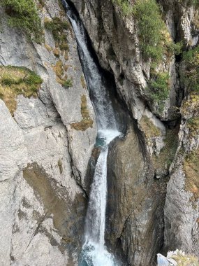 Aua dil Mer Şelaleleri veya Aua dil Mer Wasserfall (Wasserfaelle Aua da Fluaz oder Panixersee) Panixersee (Lag da Pigniu), Pigniu-Panix - Kanton Graubuenden, Schweiz)