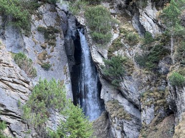 Aua dil Mer Şelaleleri veya Aua dil Mer Wasserfall (Wasserfaelle Aua da Fluaz oder Panixersee) Panixersee (Lag da Pigniu), Pigniu-Panix - Kanton Graubuenden, Schweiz)