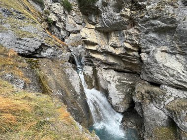 Aua dil Mer Şelaleleri veya Aua dil Mer Wasserfall (Wasserfaelle Aua da Fluaz oder Panixersee) Panixersee (Lag da Pigniu), Pigniu-Panix - Kanton Graubuenden, Schweiz)