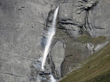 Aua dil Mer Şelaleleri veya Aua dil Mer Wasserfall (Wasserfaelle Aua da Fluaz oder Panixersee) Panixersee (Lag da Pigniu), Pigniu-Panix - Kanton Graubuenden, Schweiz)