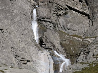 Aua dil Mer Şelaleleri veya Aua dil Mer Wasserfall (Wasserfaelle Aua da Fluaz oder Panixersee) Panixersee (Lag da Pigniu), Pigniu-Panix - Kanton Graubuenden, Schweiz)