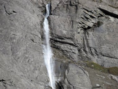 Aua dil Mer Şelaleleri veya Aua dil Mer Wasserfall (Wasserfaelle Aua da Fluaz oder Panixersee) Panixersee (Lag da Pigniu), Pigniu-Panix - Kanton Graubuenden, Schweiz)