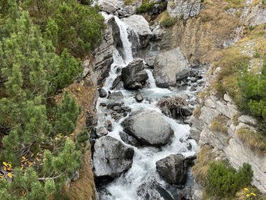 Schmuer deresi veya Schmuer Bach (Aua da Fluaz deresi) Panixersee Gölü (Lag da Pigniu Gölü) ve Glarus Alpleri dağ kitlesi, Pigniu-Panix - İsviçre 'nin Grison Kantonu (Kanton Graubuenden, Schweiz) üzerinde yer alır.)