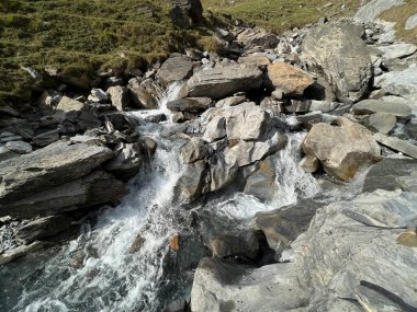 Aua dil Mer deresi veya Aua dil Mer deresi (Aua dil Mer Bach) Panixersee Gölü (Lag da Pigniu) ve Glarus Alpleri kitlesi, Pigniu-Panix - İsviçre (Kanton Graubuenden, Schweiz) üzerinde yer alır.)