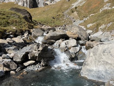 Aua dil Mer deresi veya Aua dil Mer deresi (Aua dil Mer Bach) Panixersee Gölü (Lag da Pigniu) ve Glarus Alpleri kitlesi, Pigniu-Panix - İsviçre (Kanton Graubuenden, Schweiz) üzerinde yer alır.)