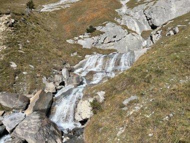 Aua dil Mer deresi veya Aua dil Mer deresi (Aua dil Mer Bach) Panixersee Gölü (Lag da Pigniu) ve Glarus Alpleri kitlesi, Pigniu-Panix - İsviçre (Kanton Graubuenden, Schweiz) üzerinde yer alır.)
