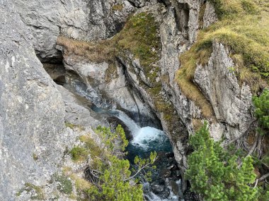 Aua dil Mer deresi veya Aua dil Mer deresi (Aua dil Mer Bach) Panixersee Gölü (Lag da Pigniu) ve Glarus Alpleri kitlesi, Pigniu-Panix - İsviçre (Kanton Graubuenden, Schweiz) üzerinde yer alır.)