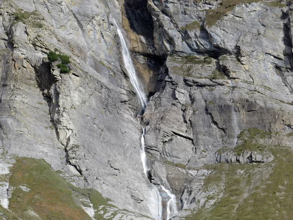 Aua dil Mer Şelaleleri veya Aua dil Mer Wasserfall (Wasserfaelle Aua da Fluaz oder Panixersee) Panixersee (Lag da Pigniu), Pigniu-Panix - Kanton Graubuenden, Schweiz)