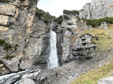 Schmuerfaelle ya da Schmuer Şelaleleri (Cascada da Pigniu oder Aua da Fluaz Wasserfaelle) Panixersee (Lag da Pigniu), Pignix - Kanton of Grisons, İsviçre (Kanton Graubuenden, Schweiz))