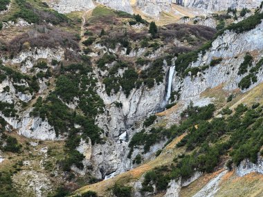 Schmuerfaelle ya da Schmuer Şelaleleri (Cascada da Pigniu oder Aua da Fluaz Wasserfaelle) Panixersee (Lag da Pigniu), Pignix - Kanton of Grisons, İsviçre (Kanton Graubuenden, Schweiz))
