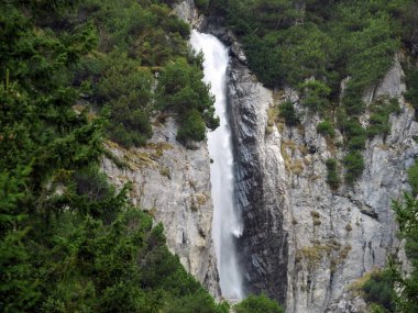 Schmuerfaelle ya da Schmuer Şelaleleri (Cascada da Pigniu oder Aua da Fluaz Wasserfaelle) Panixersee (Lag da Pigniu), Pignix - Kanton of Grisons, İsviçre (Kanton Graubuenden, Schweiz))