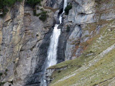 Schmuerfaelle ya da Schmuer Şelaleleri (Cascada da Pigniu oder Aua da Fluaz Wasserfaelle) Panixersee (Lag da Pigniu), Pignix - Kanton of Grisons, İsviçre (Kanton Graubuenden, Schweiz))