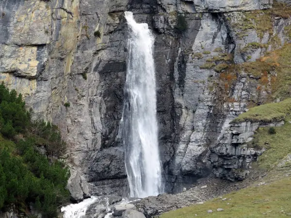 Schmuerfaelle ya da Schmuer Şelaleleri (Cascada da Pigniu oder Aua da Fluaz Wasserfaelle) Panixersee (Lag da Pigniu), Pignix - Kanton of Grisons, İsviçre (Kanton Graubuenden, Schweiz))