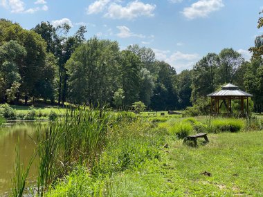 Nasice 'deki Pejaceviç şatosunun parkı veya Pejaceviç ailesinin kalesinin yanına park etmek - Slavonya, Hırvatistan (Park dvorca Pejaceviç u Nasicama ili Perivoj uz dvorac obitelji Pejaceviç, Nasice - Slavonija, Hrvatska)