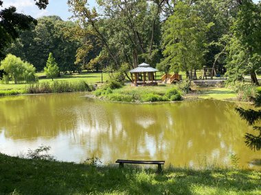 Pejacevic ailesinin kalesi Nasice - Hırvatistan (Jezerce u parku dvorca Pejacevic ili ribnjak u perivoju dvorca obitelji Pejaceviç, Nasice - Slavonija, Hrvatska)