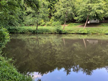 Papuk doğa parkındaki spor göleti - Slavonya, Hırvatistan (Sportski ribnjak u sumi parka) - Papuk ili ribnjak sportsko-ribolovnog drustva Matisevac, Kutthe - Slavonija, Hrvatska)