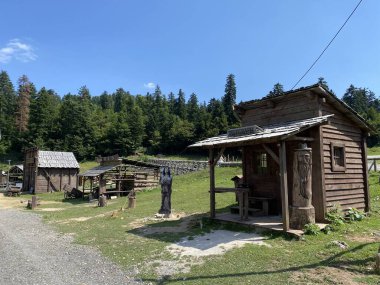 Gorski kotar 'daki Roswell kovboy köyü veya Fuzine yakınlarındaki Roswell kovboy kasabası - Hırvatistan (Kaubojsko selo Roswell u Gorskom kotaru ili kaubojski western gradic Roswell kod Fuzina - Hrvatska)