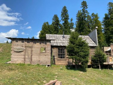 Gorski kotar 'daki Roswell kovboy köyü veya Fuzine yakınlarındaki Roswell kovboy kasabası - Hırvatistan (Kaubojsko selo Roswell u Gorskom kotaru ili kaubojski western gradic Roswell kod Fuzina - Hrvatska)