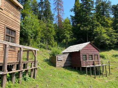 Gorski kotar 'daki Roswell kovboy köyü veya Fuzine yakınlarındaki Roswell kovboy kasabası - Hırvatistan (Kaubojsko selo Roswell u Gorskom kotaru ili kaubojski western gradic Roswell kod Fuzina - Hrvatska)